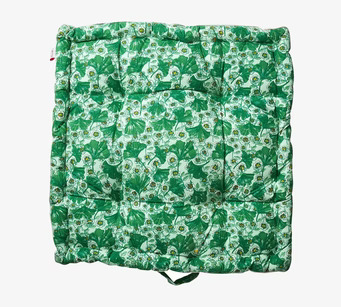 Bild av livfull golvkudde med blommor och bladmönster