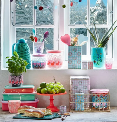 Foto av ett köksfönster med färgglada förvaringslösningar