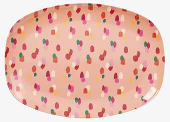 Bild av färgglad rektangulär tallrik med prickmönster