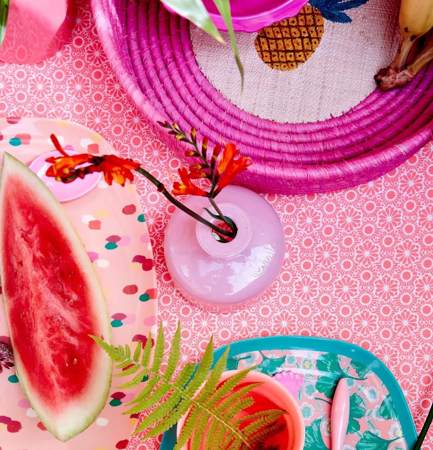 Tallrik Dapper Dot Print från Rice med färgglada prickar