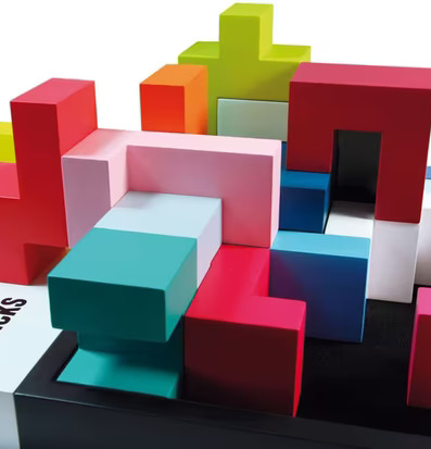 Bild av färgglada byggklossar i dynamisk uppsättning