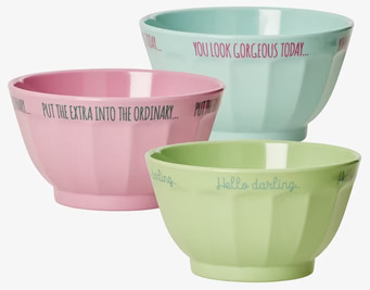 Bild av tre färgglada skålar med inspirerande budskap