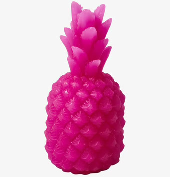 Bild av dekorativt ceriserosa ljus formad som ananas