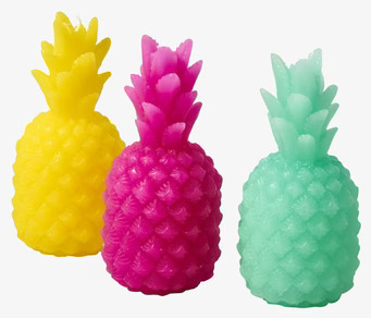 Bild av tre färgglada ananasformade dekorativa ljus