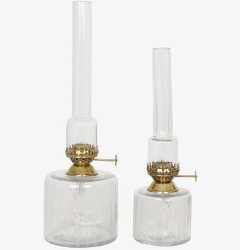 Bild av två stilrena fotogenlampor med klassisk design