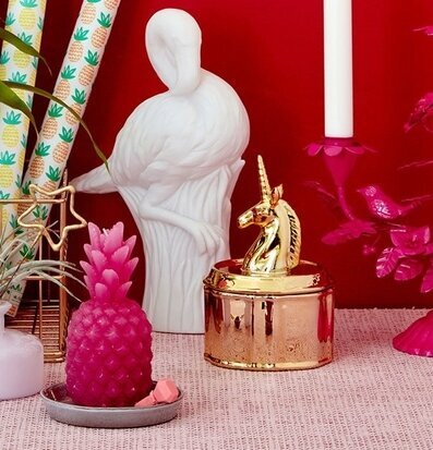 Bild av färgglad och dekorativ inredningskomposition