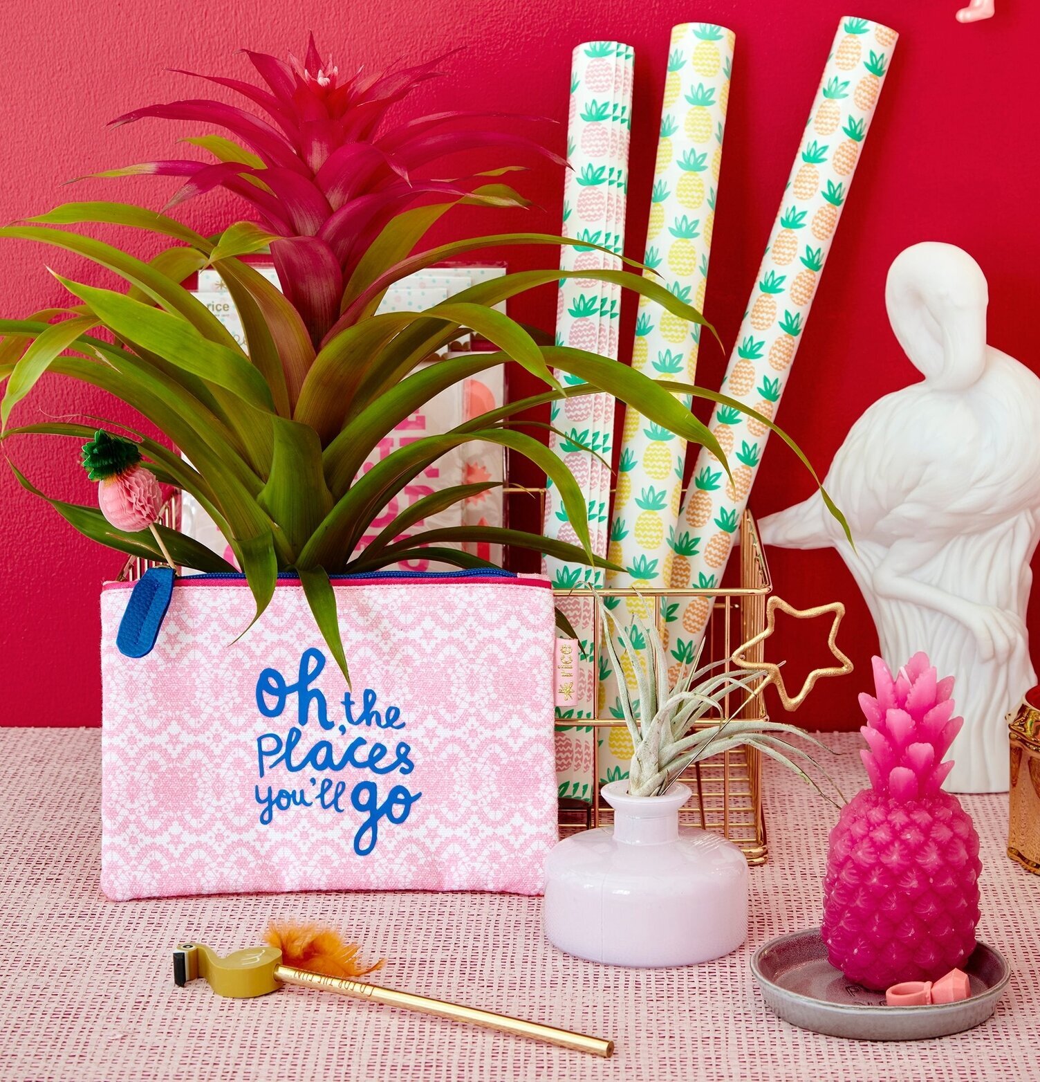 Ljus Pineapple Cerise från Rice i livfull och lekfull design