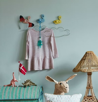 Bild av barnhylla med lekfull och kreativ inredning