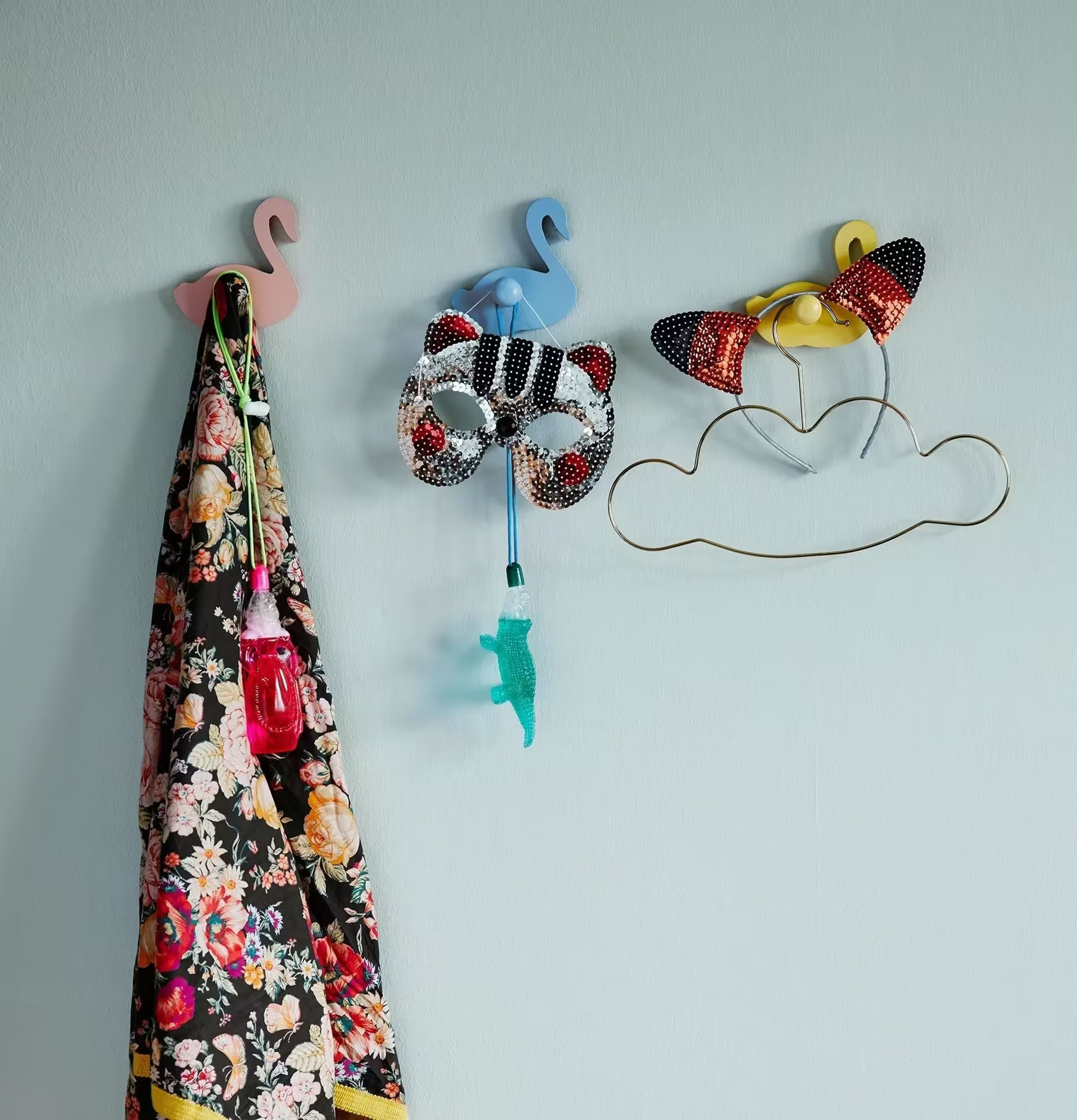 Klädgalgar Barn Cloud från Rice på ljusblå vägg med flamingos