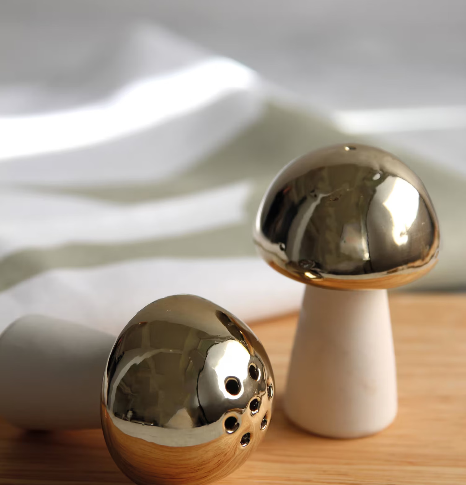 Salt & Peppar Svamp Guld från Pluto Produkter på träyta