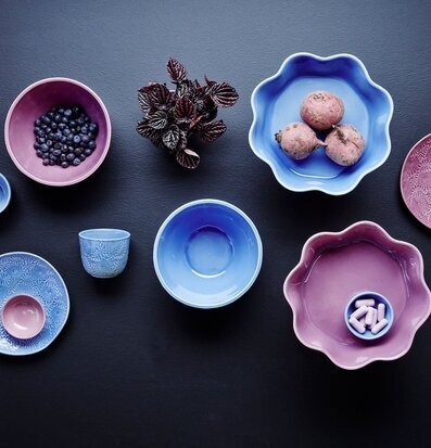 Bild av konstnärligt arrangerade skålar i olika färger